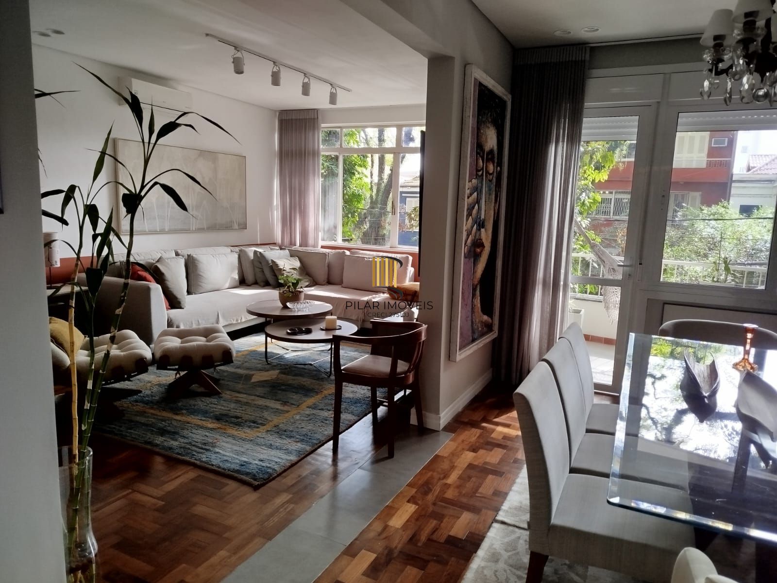Venda Apartamento  03 dormitórios, transformados em 02, sendo um deles suíte Moinhos de vento Porto Alegre