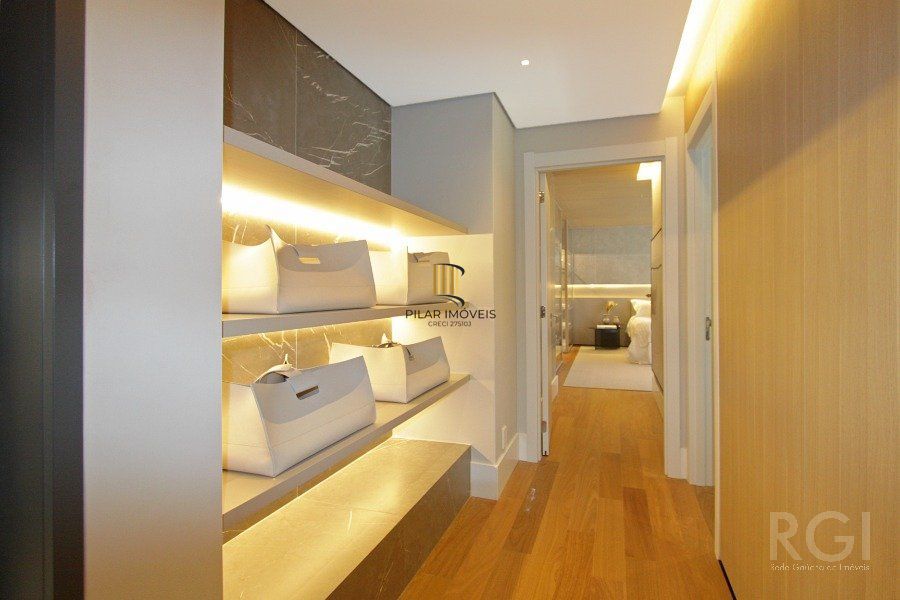 Apartamento para Venda - 230m², 3 dormitórios, sendo 3 suites, 3 vagas - Petrópolis