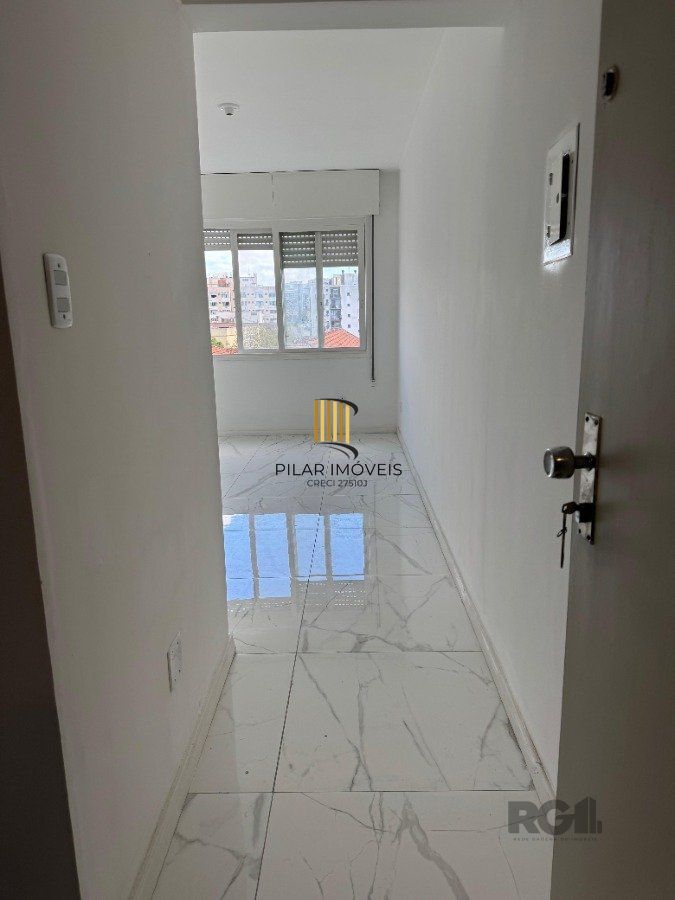 Apartamento com 54,70 m² de área privativa com dois dormitórios, sala, cozinha e área de serviço. Reformado.  Piso porcelanato - Pilar Imóveis