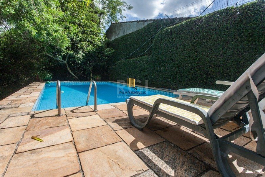 Casa para Venda - 400m², 3 dormitórios, sendo 1 suites, 5 vagas - Cristal