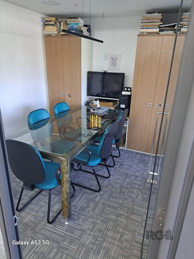 AMPLO CONJUNTO COMERCIAL COM 81 M2  NO HOM NILO