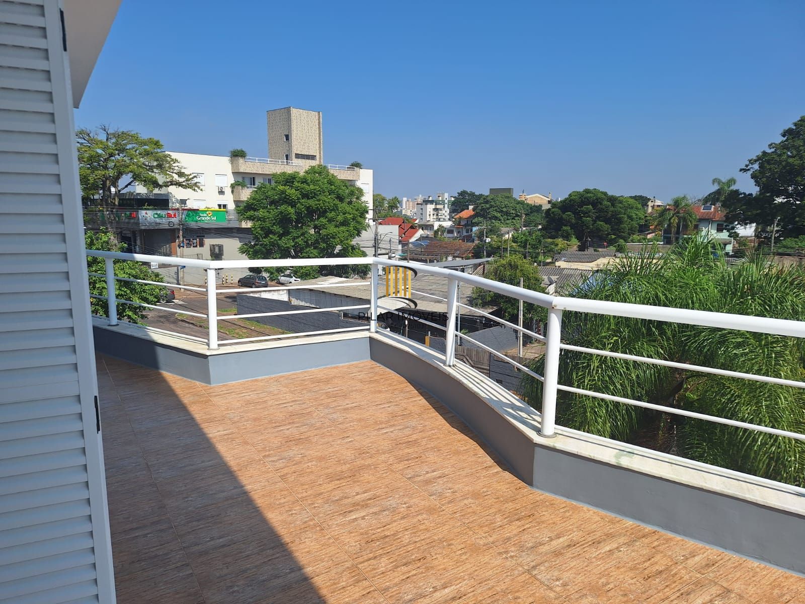 Excelente prédio na Vila Jardim Porto Alegre, de 870 metros de área construída com 02 apartamentos sendo  (#201 com 173,13m2 ) (#202 com 211,45m2) e 01cobertura com 180,00m2, sendo as 03 unidades totalmente mobiliadas com moveis sob medida, equipamentos de 1ª qualidade, Prédio com 05 vagas para estacionamento interno, coberto.