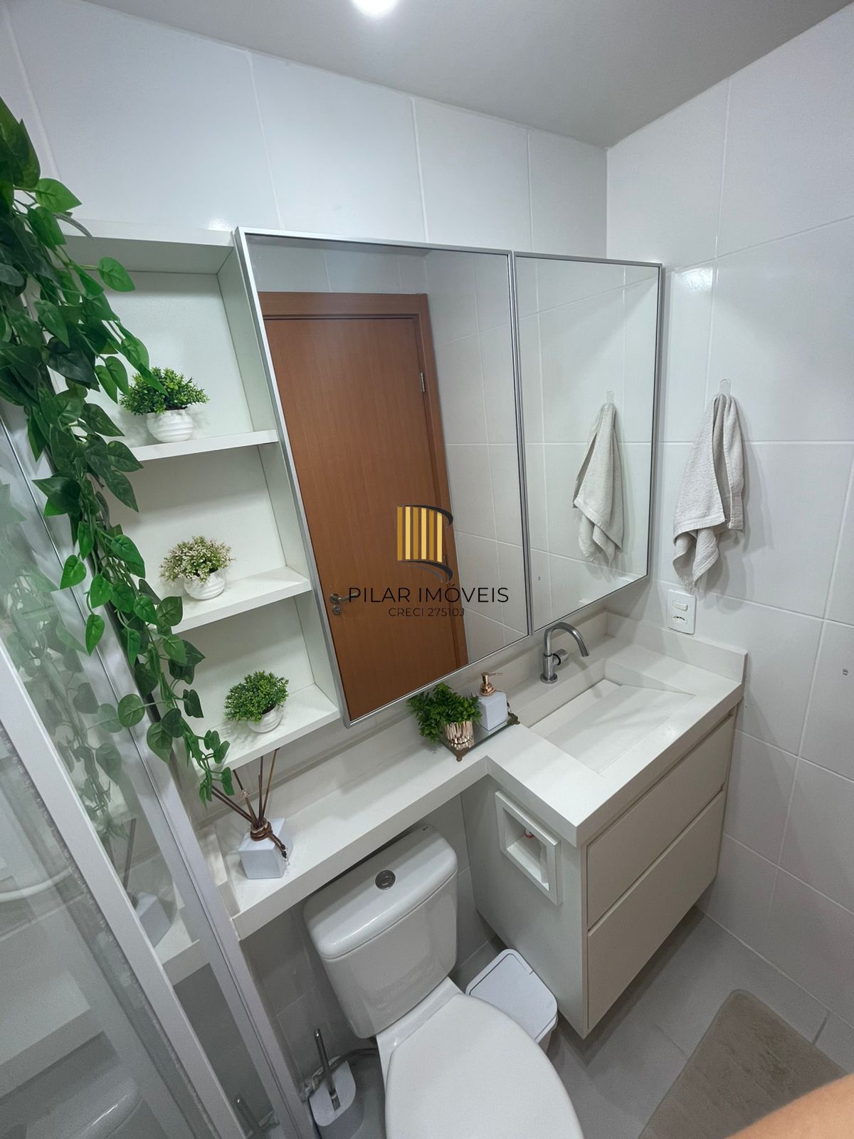 Apartamento 02 dormitórios com sacada com churrasqueira