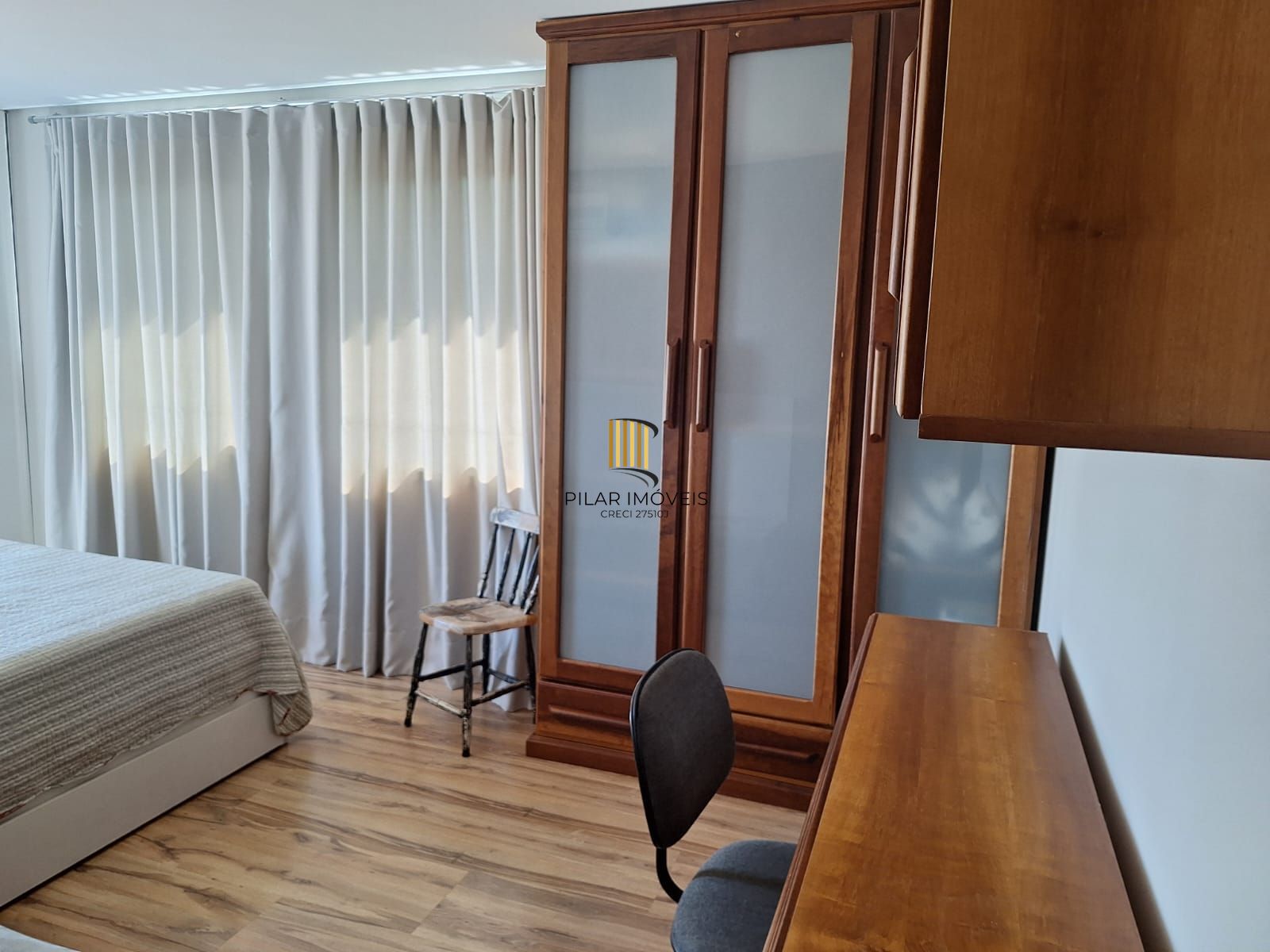 Excelente prédio na Vila Jardim Porto Alegre, de 870 metros de área construída com 02 apartamentos sendo  (#201 com 173,13m2 ) (#202 com 211,45m2) e 01cobertura com 180,00m2, sendo as 03 unidades totalmente mobiliadas com moveis sob medida, equipamentos de 1ª qualidade, Prédio com 05 vagas para estacionamento interno, coberto.