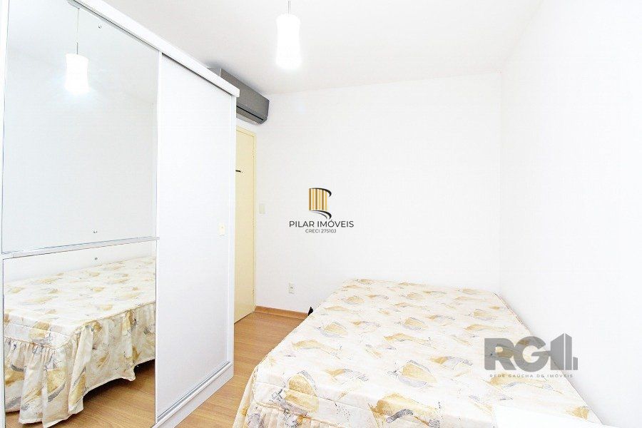 Apartamento 2 dormitórios com excelente localização, ventilado e iluminado., mobiliado, com churrasqueira ,  split nos quartos.