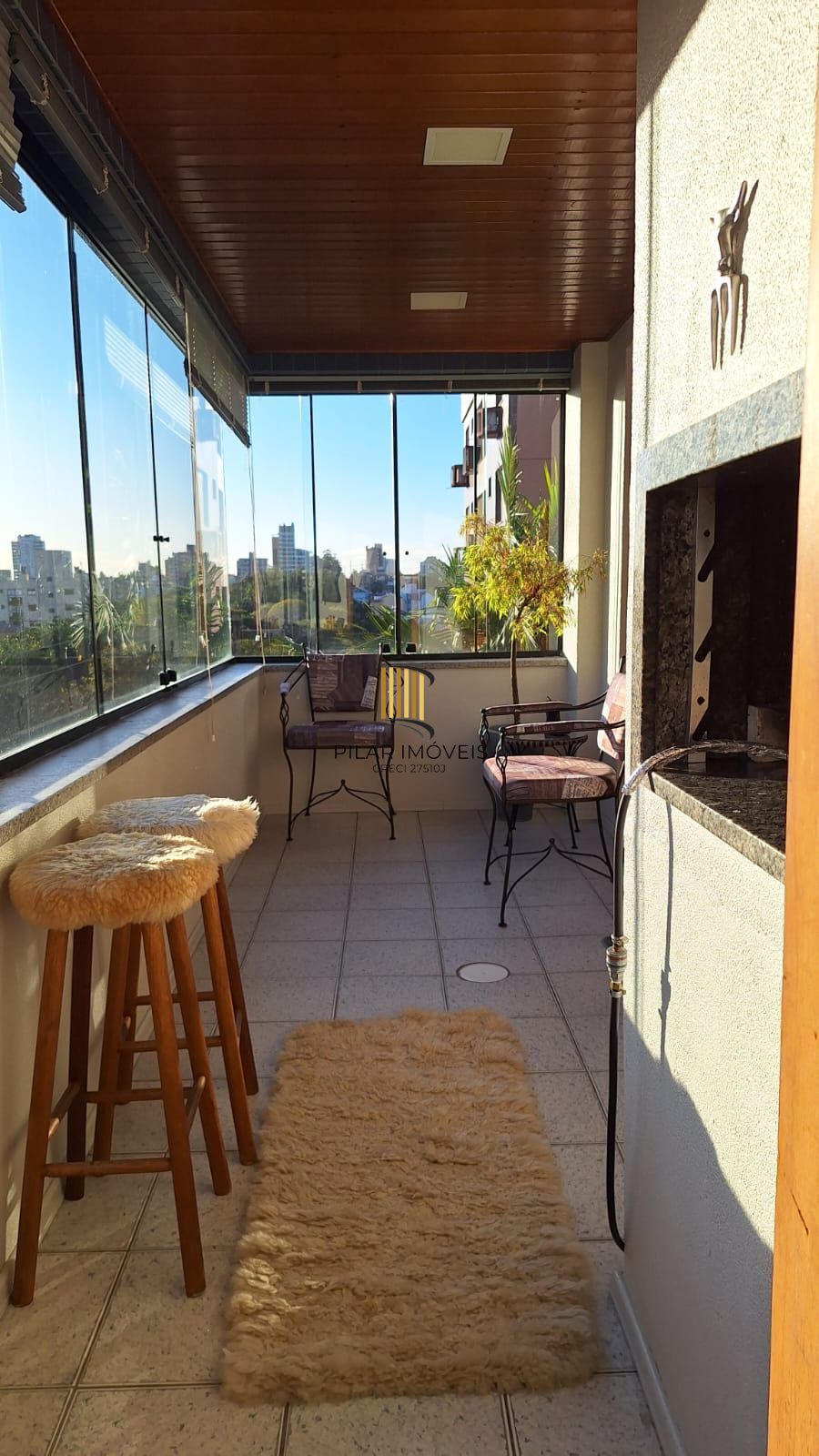 Apartamento de 2 domitórios, com varanda, churrasqueira, 2 vagas.