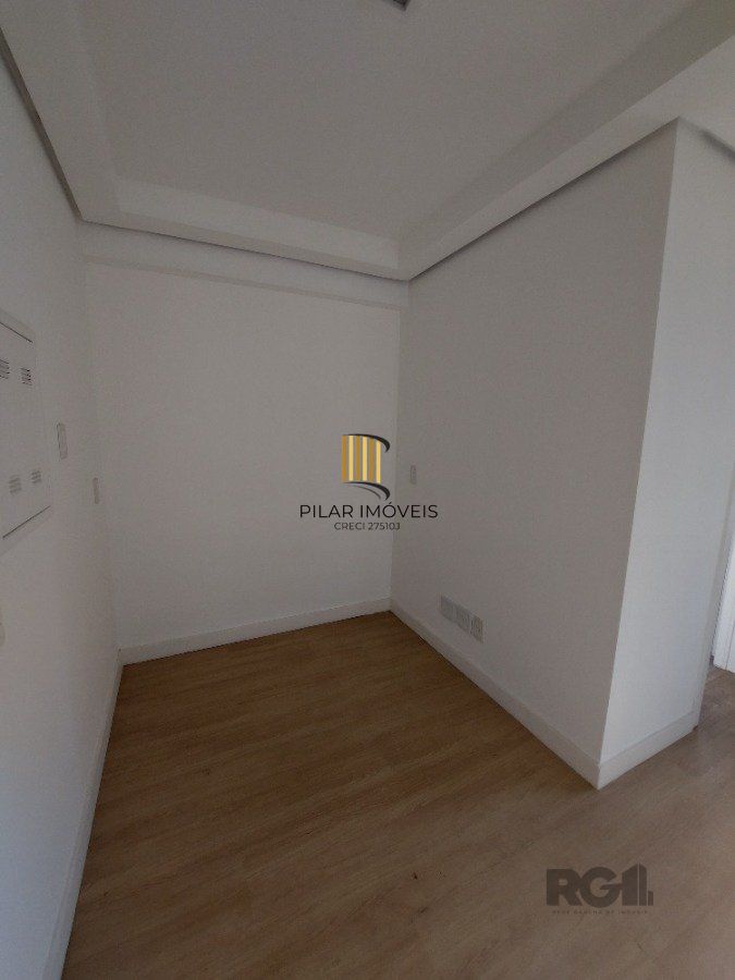 sala comercial, medindo 36,12 m² área privativa e 49,27 m² de área total, com 1 box coberto duplo, localizada no Moinhos de Vento