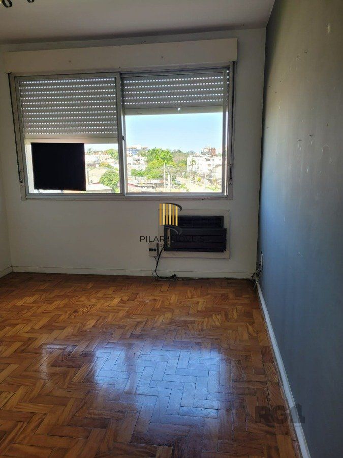 Apartamento 2 dormitórios com vaga no Bairro Cristal.
