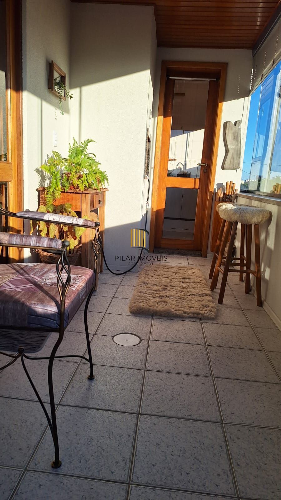 Apartamento de 2 domitórios, com varanda, churrasqueira, 2 vagas.