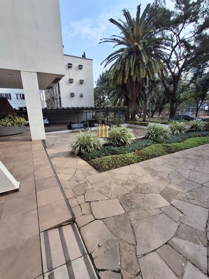 Apartamento de 2 dormitórios 76,90 m² de área privativa, com living para 2 ambientes com piso em tabuão