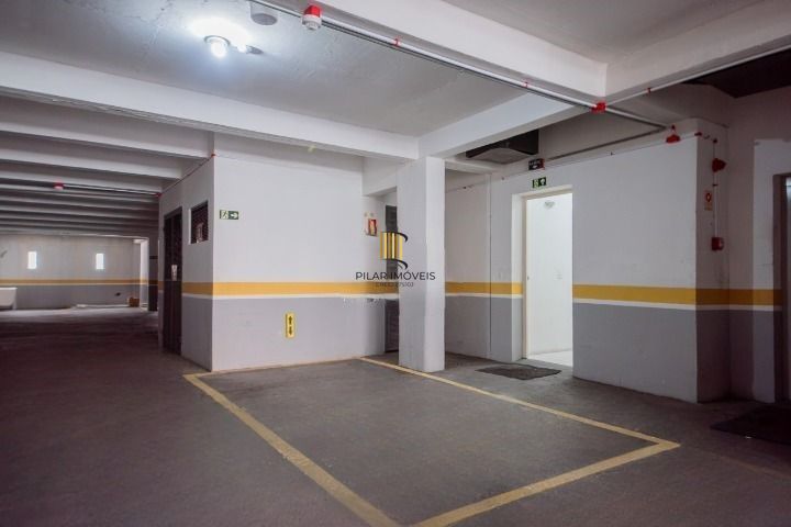Conjunto comercial com 2 salas integradas, 2 banheiros e 3 vagas de garagem.