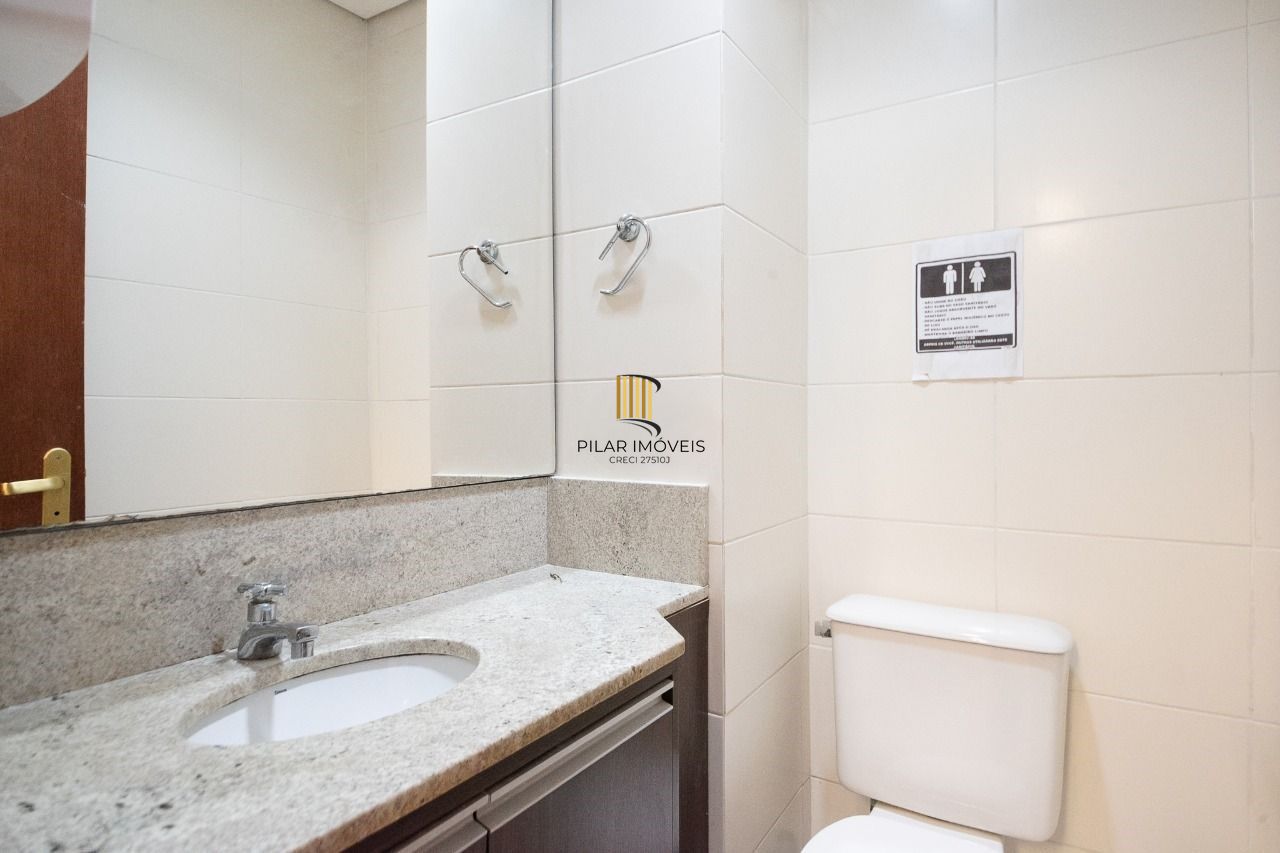 Conjunto comercial com 2 salas integradas, 2 banheiros e 3 vagas de garagem.