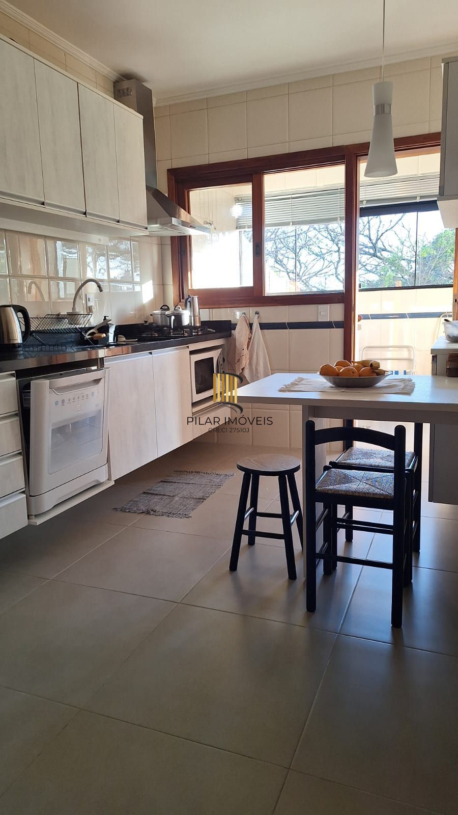 Apartamento de 2 domitórios, com varanda, churrasqueira, 2 vagas.
