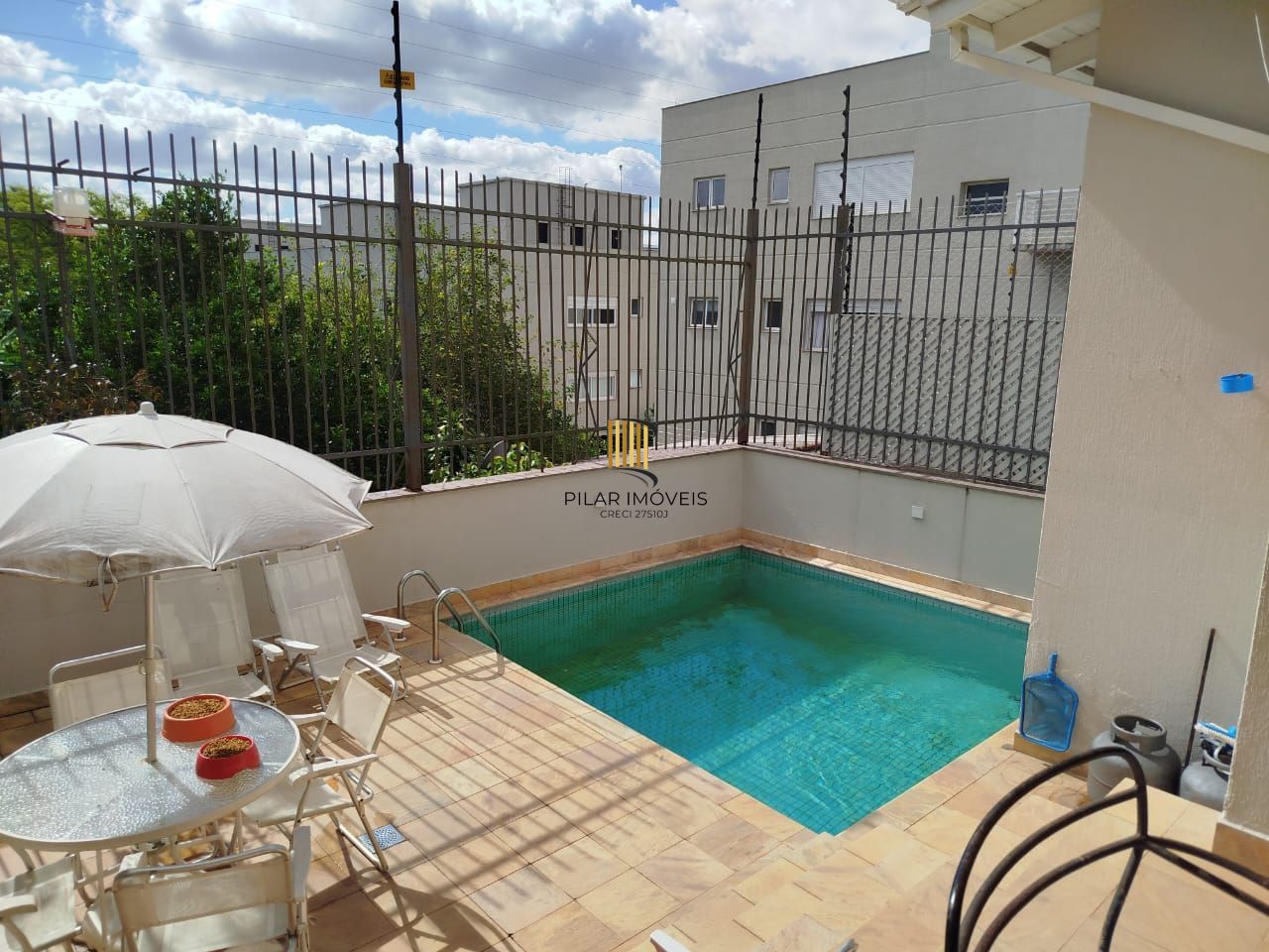 Venda casa em condomínio semi-novo com 330 metros quadrados privativos, 3 suítes, sendo 2 imensas e uma delas com lareira, lavabo, churrasqueira, terraço, piscina