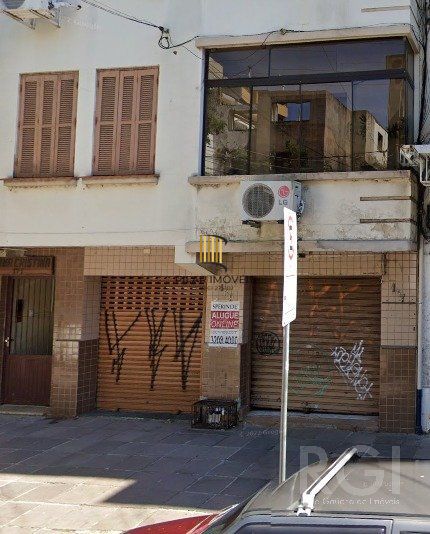 Loja de frente, na calçada, no centro da cidade, na rua Des. André da Rocha.