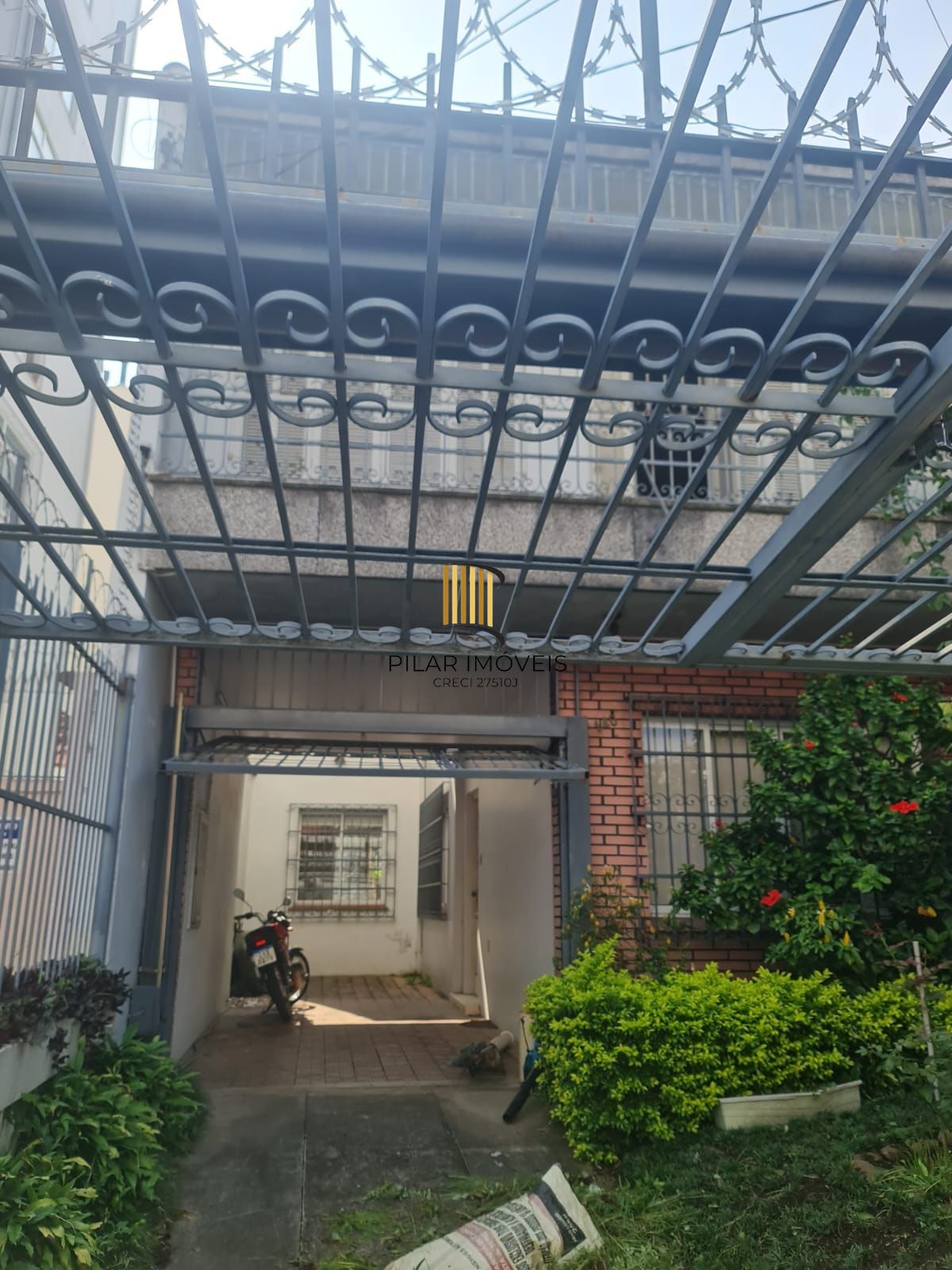 Casa de 03 dormitórios no bairro Farroupilha