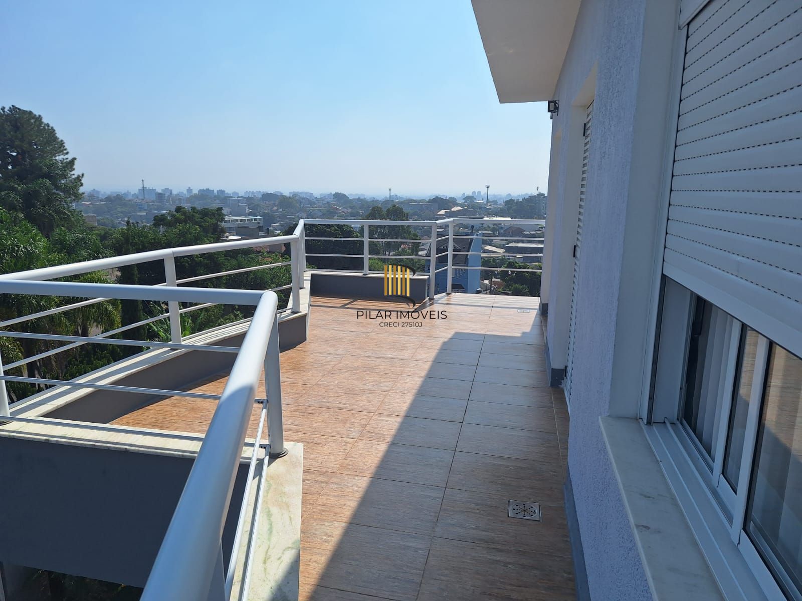 Excelente prédio na Vila Jardim Porto Alegre, de 870 metros de área construída com 02 apartamentos sendo  (#201 com 173,13m2 ) (#202 com 211,45m2) e 01cobertura com 180,00m2, sendo as 03 unidades totalmente mobiliadas com moveis sob medida, equipamentos de 1ª qualidade, Prédio com 05 vagas para estacionamento interno, coberto.