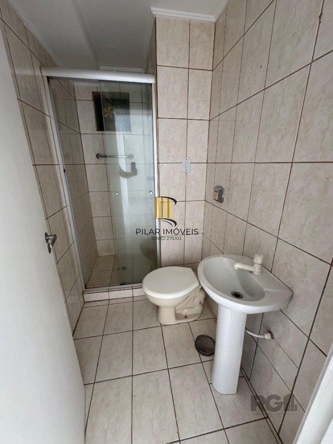 Apartamento com 54,70 m² de área privativa com dois dormitórios, sala, cozinha e área de serviço. Reformado.  Piso porcelanato