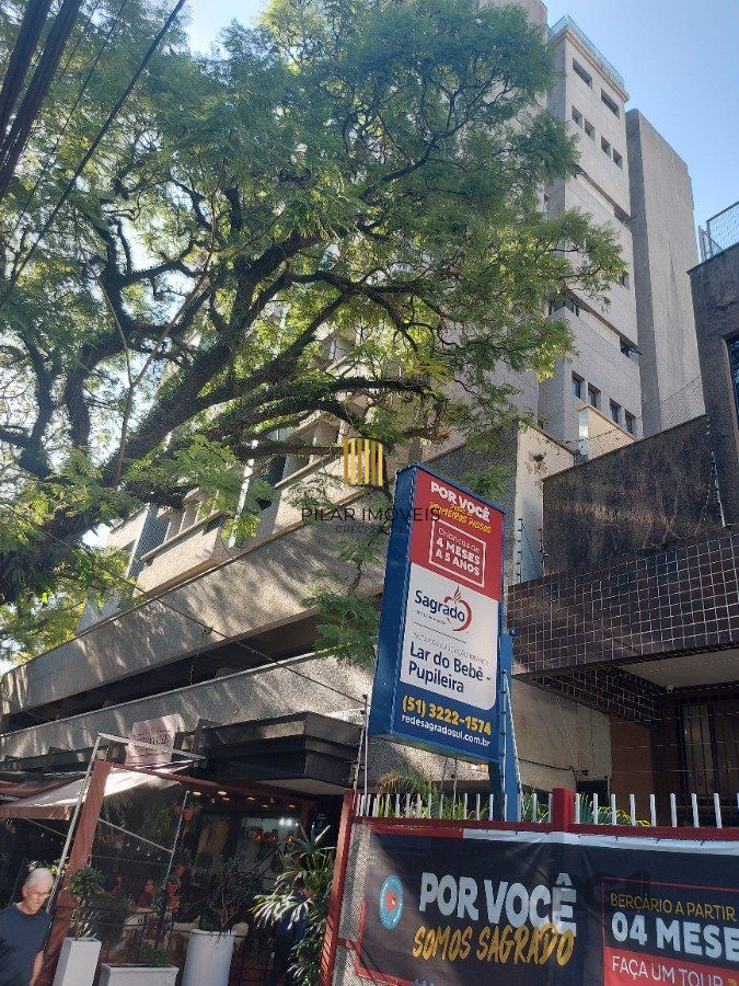 sala comercial, medindo 36,12 m² área privativa e 49,27 m² de área total, com 1 box coberto duplo, localizada no Moinhos de Vento