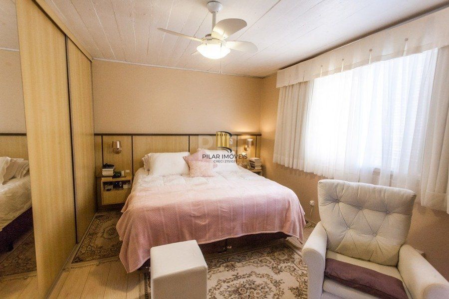 Casa para Venda - 400m², 3 dormitórios, sendo 1 suites, 5 vagas - Cristal
