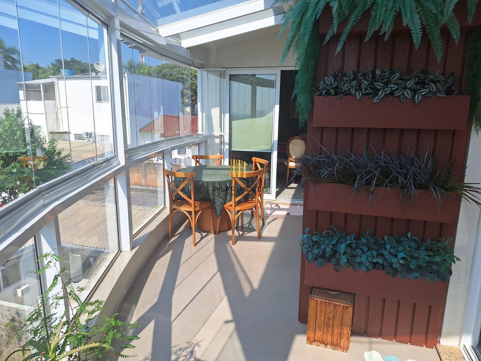 Excelente prédio na Vila Jardim Porto Alegre, de 870 metros de área construída com 02 apartamentos sendo  (#201 com 173,13m2 ) (#202 com 211,45m2) e 01cobertura com 180,00m2, sendo as 03 unidades totalmente mobiliadas com moveis sob medida, equipamentos de 1ª qualidade, Prédio com 05 vagas para estacionamento interno, coberto.