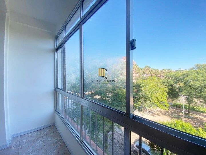 Apartamento  reformado de 3 dormitórios transformado em 2 perto da Redenção