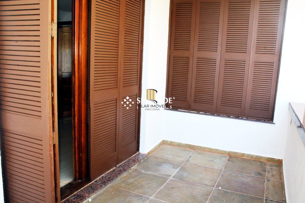 Venda Apartamento tipo Cobertura horizontal com vista panorâmica com Três quartos, uma suíte com banheira de hidromassagem, closet. Junto ao Menino Deus