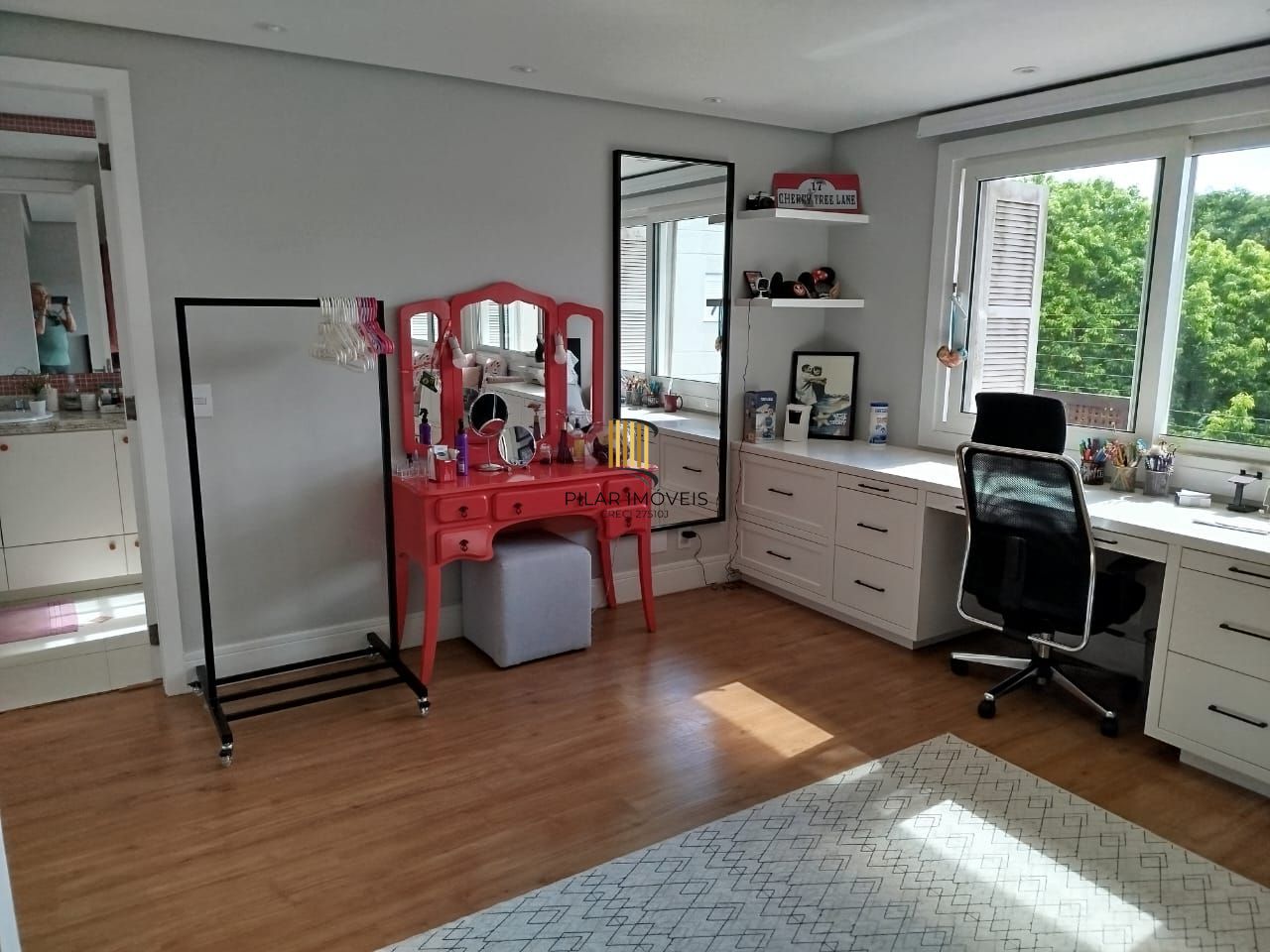 Venda casa em condomínio semi-novo com 330 metros quadrados privativos, 3 suítes, sendo 2 imensas e uma delas com lareira, lavabo, churrasqueira, terraço, piscina