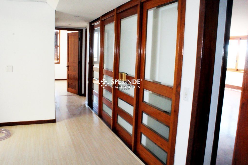 Venda Apartamento tipo Cobertura horizontal com vista panorâmica com Três quartos, uma suíte com banheira de hidromassagem, closet. Junto ao Menino Deus