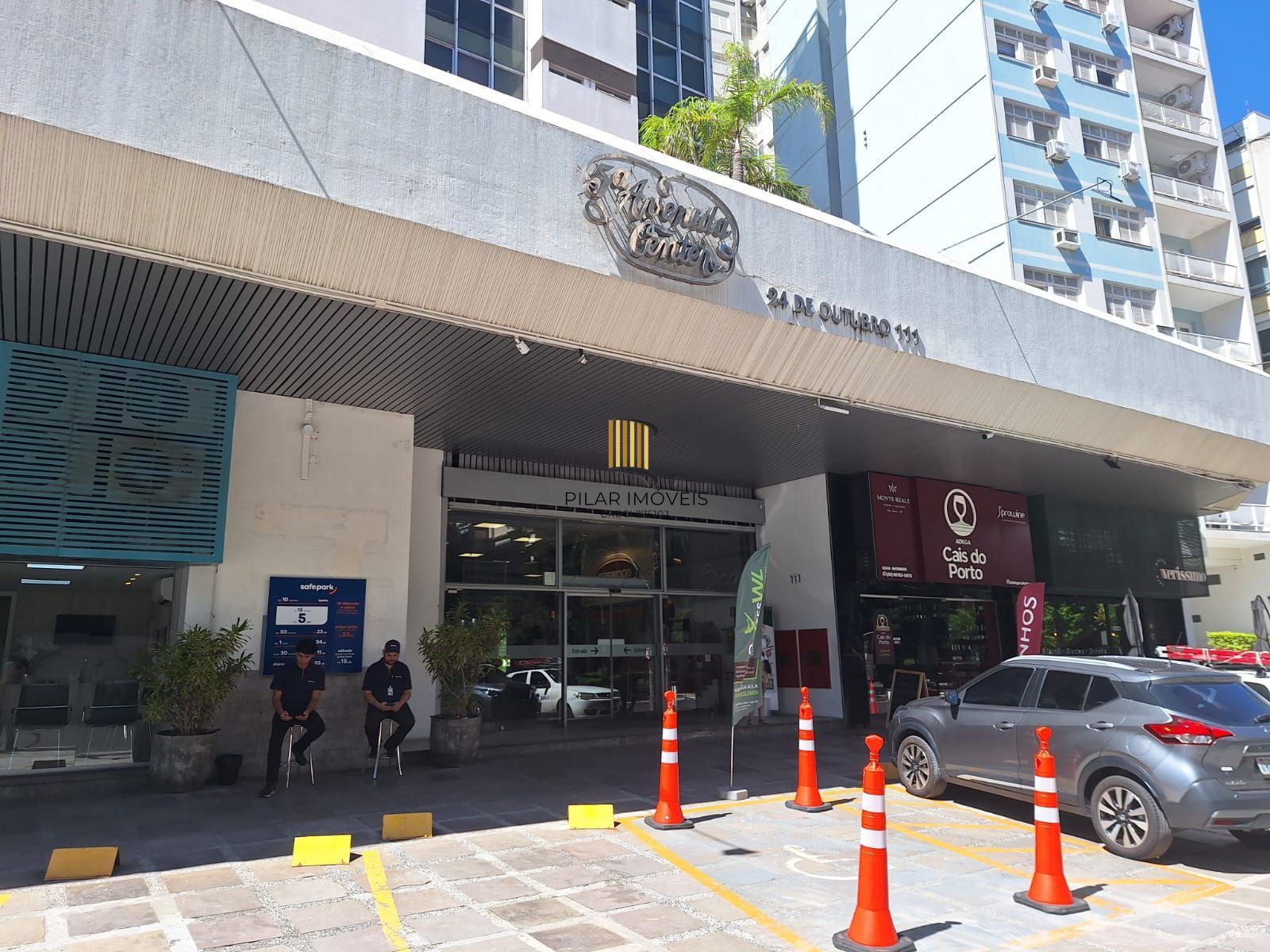 LOJA TÉRREA NA GALERIA QUINTA AVENIDA CENTER, Bairro Moinhos ,45,38 m2 com mezanino com vaga de garagem.