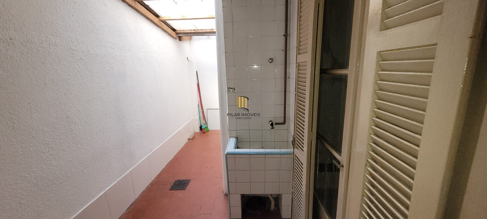 VENDA apartamento de 2 quartos térreo, localizado na rua Felipe de Oliveira, bairro Petrópolis
