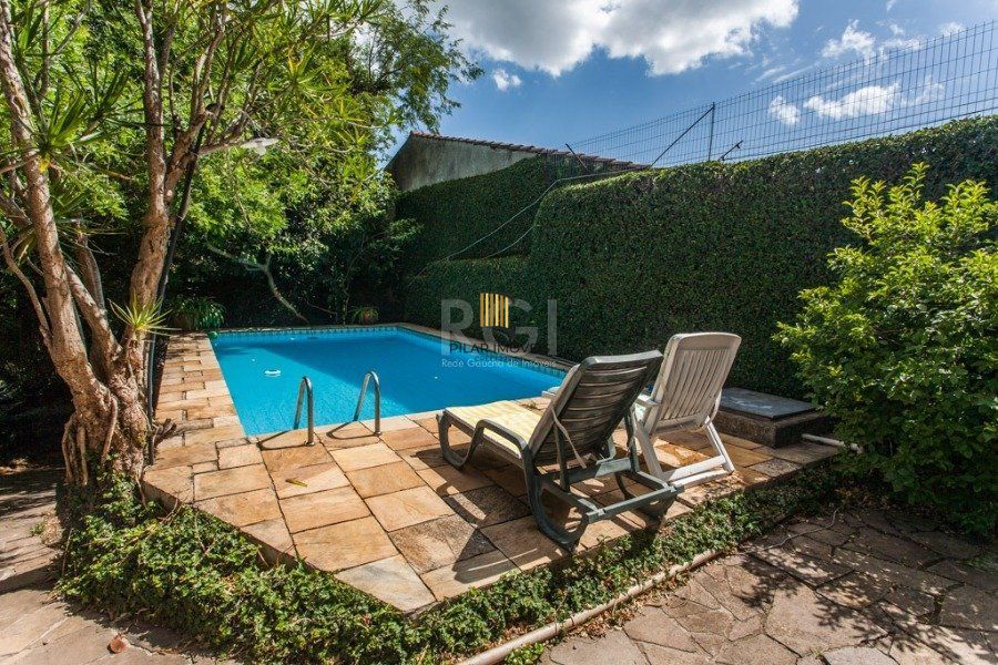 Casa para Venda - 400m², 3 dormitórios, sendo 1 suites, 5 vagas - Cristal