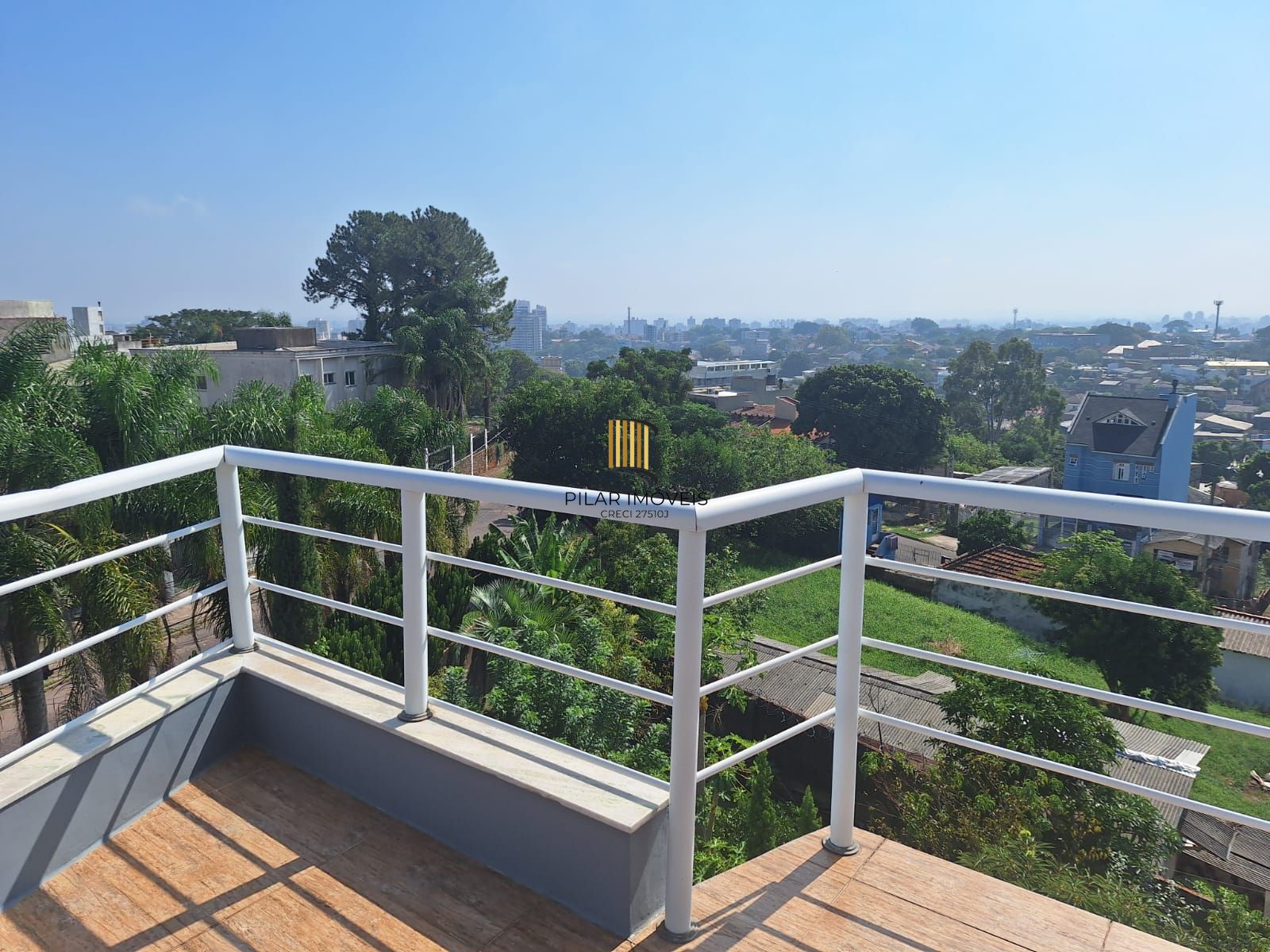 Excelente prédio na Vila Jardim Porto Alegre, de 870 metros de área construída com 02 apartamentos sendo  (#201 com 173,13m2 ) (#202 com 211,45m2) e 01cobertura com 180,00m2, sendo as 03 unidades totalmente mobiliadas com moveis sob medida, equipamentos de 1ª qualidade, Prédio com 05 vagas para estacionamento interno, coberto.