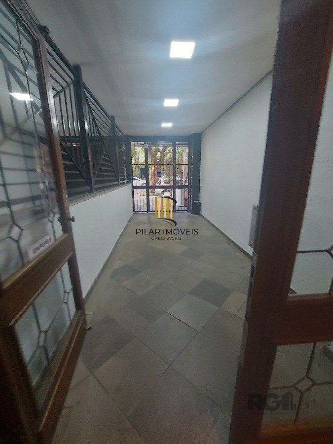 sala comercial, medindo 36,12 m² área privativa e 49,27 m² de área total, com 1 box coberto duplo, localizada no Moinhos de Vento