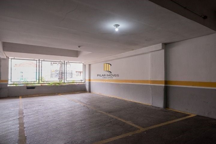 Conjunto comercial com 2 salas integradas, 2 banheiros e 3 vagas de garagem.