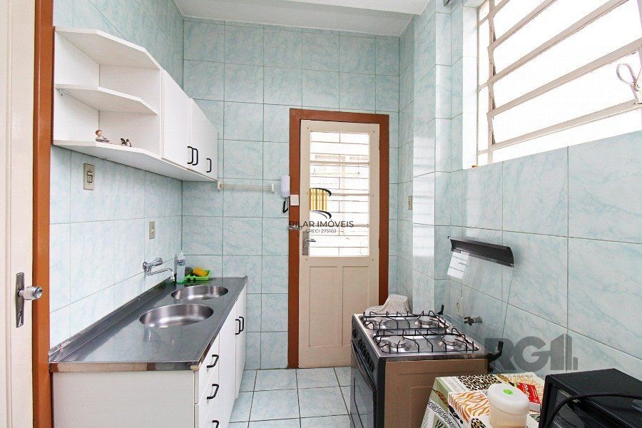 Apartamento a venda na Avenida Alberto Bins com 4 quartos, 2 banheiros, elevador, frente a fundos,  no coração do Centro Histórico de Porto Alegre