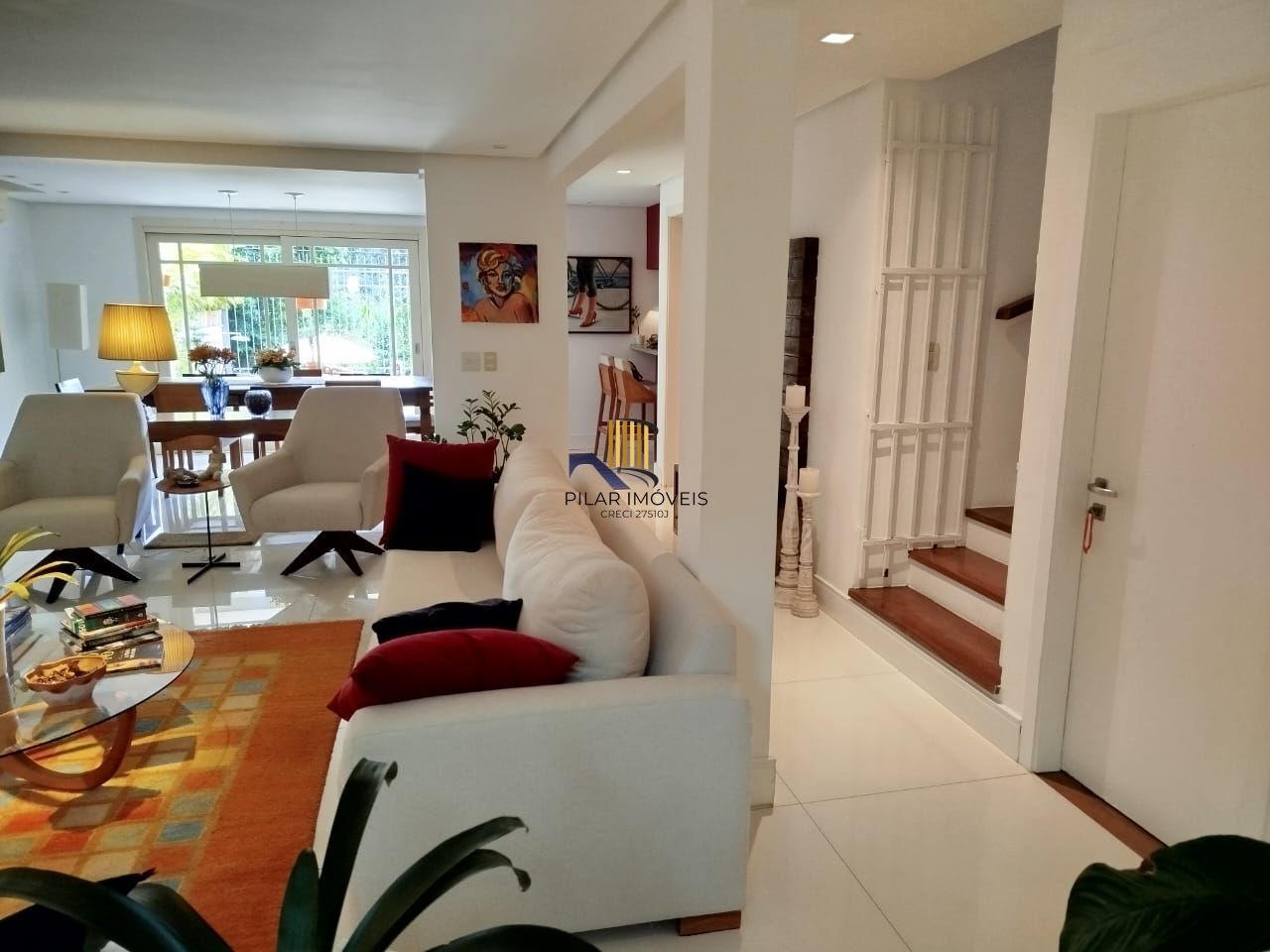 Venda casa em condomínio semi-novo com 330 metros quadrados privativos, 3 suítes, sendo 2 imensas e uma delas com lareira, lavabo, churrasqueira, terraço, piscina