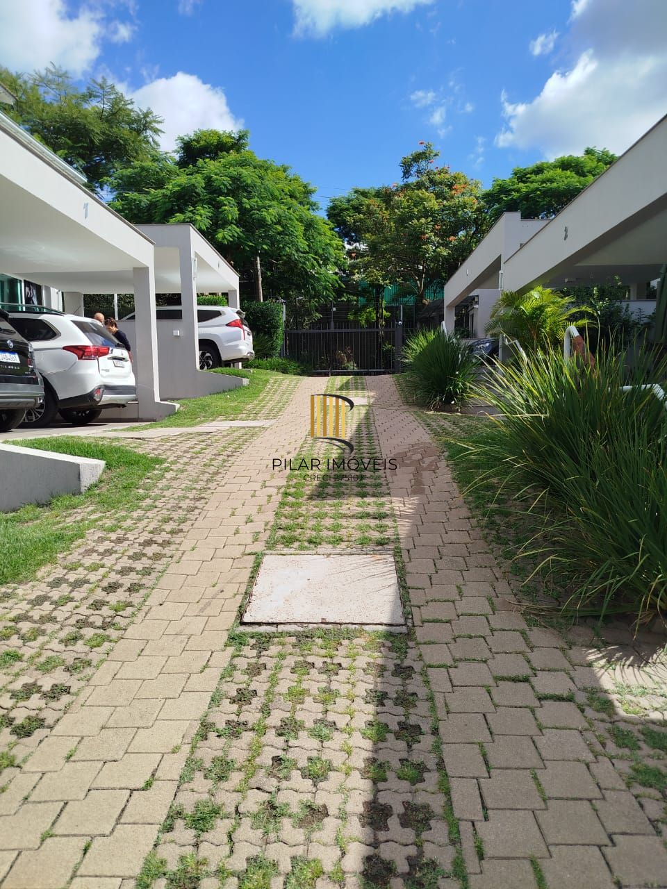 Venda casa em condomínio semi-novo com 330 metros quadrados privativos, 3 suítes, sendo 2 imensas e uma delas com lareira, lavabo, churrasqueira, terraço, piscina