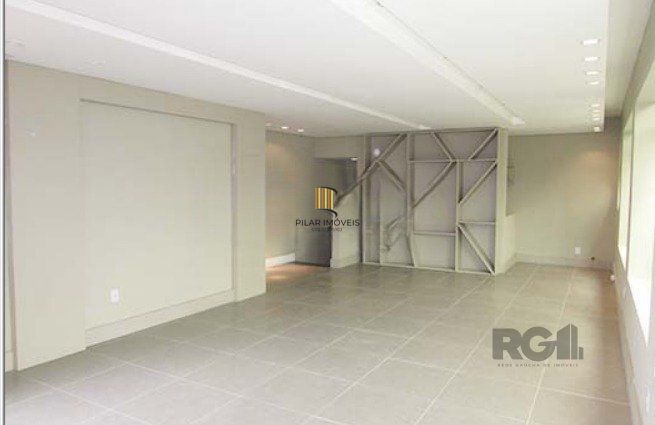 PRÉDIO A VENDA na rua Cairu, Navegantes Porto Alegre RS com aproximadamente 430m², com 2 pavimentos,  espaço de estacionamento para 8 veiculos,