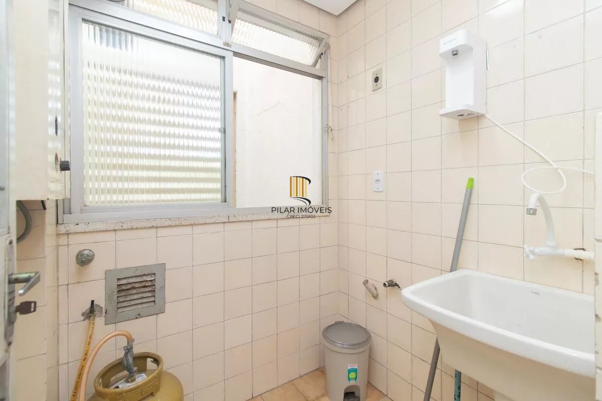 Excelente apto. no Bairro Partenon, com 52m2 de área útil, semi mobiliado, de 01 dormitório c/ uma vaga de garagem escriturada e coberta