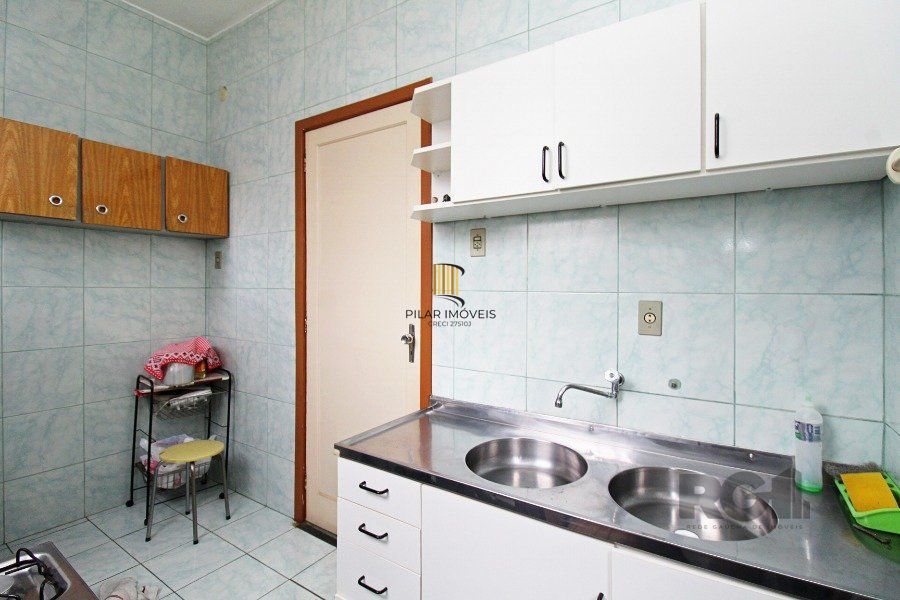 Apartamento a venda na Avenida Alberto Bins com 4 quartos, 2 banheiros, elevador, frente a fundos,  no coração do Centro Histórico de Porto Alegre