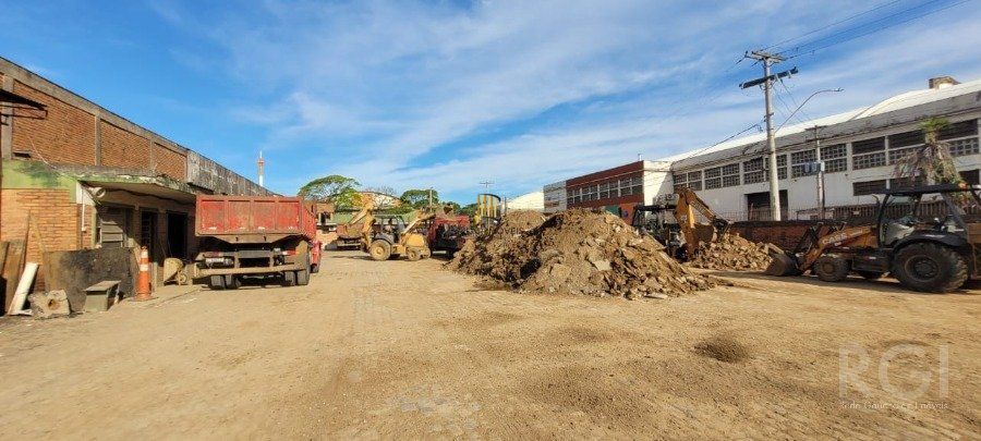 Depósito Pavilhão Venda no Bairro Navegantes  com 1800m²  de terreno e 324m² de escritórios - De esquina