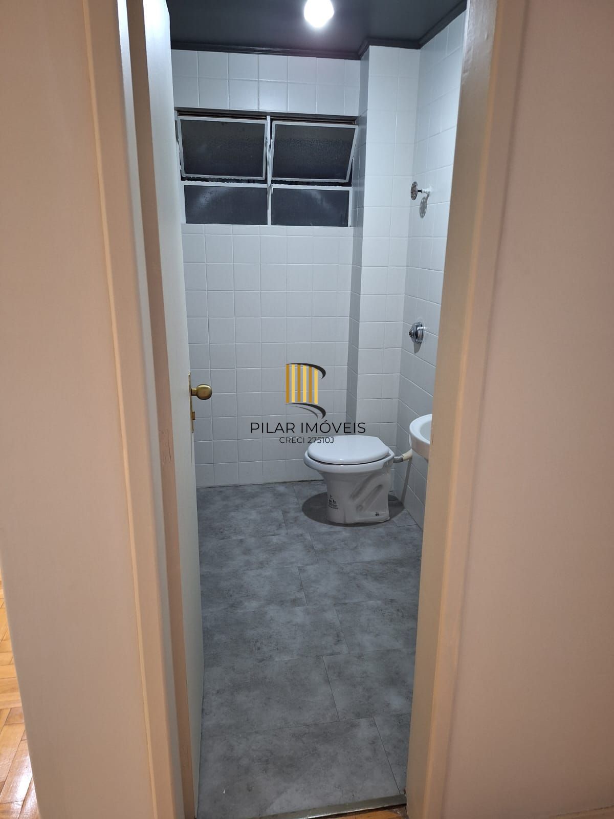Sala coml. 42,61m2 c/divisórias, Rua Mostardeiro, Independência,R$190 mil