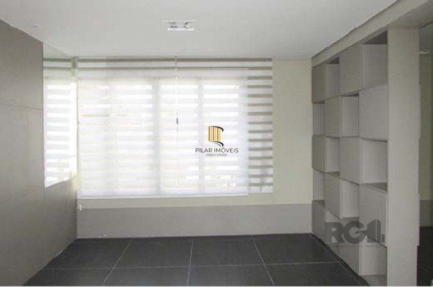 PRÉDIO A VENDA na rua Cairu, Navegantes Porto Alegre RS com aproximadamente 430m², com 2 pavimentos,  espaço de estacionamento para 8 veiculos,