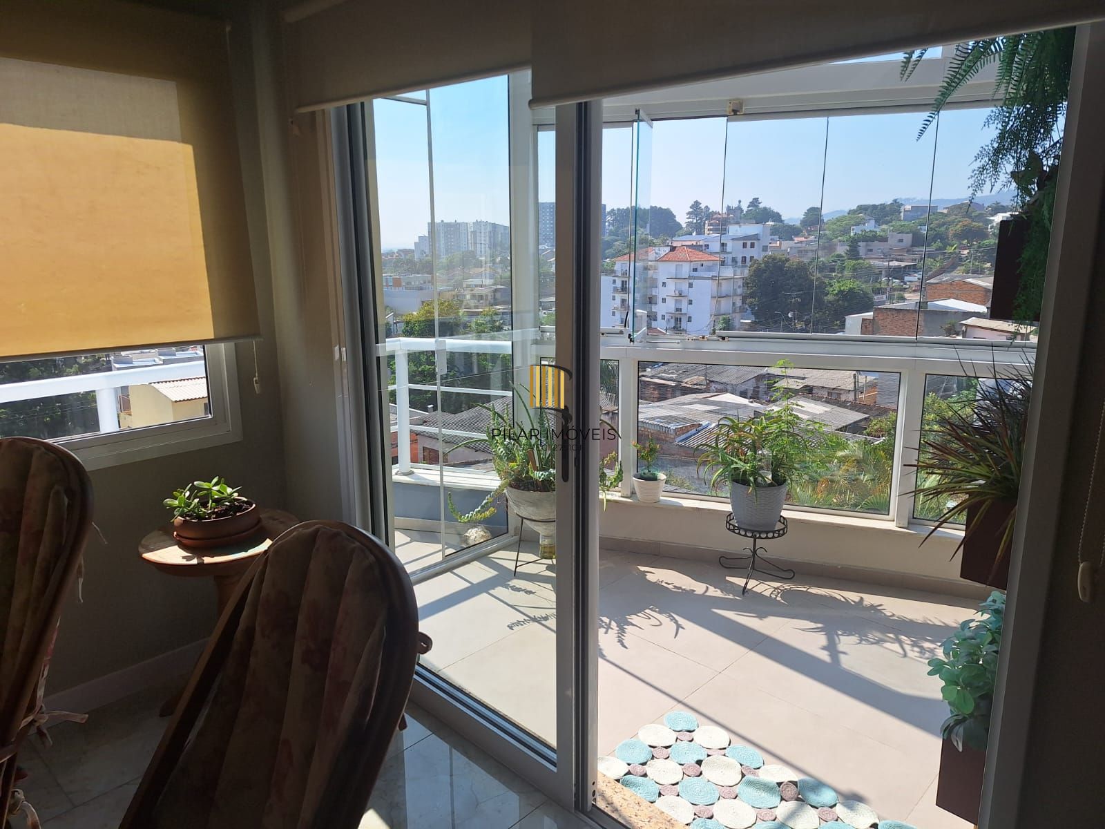 Excelente prédio na Vila Jardim Porto Alegre, de 870 metros de área construída com 02 apartamentos sendo  (#201 com 173,13m2 ) (#202 com 211,45m2) e 01cobertura com 180,00m2, sendo as 03 unidades totalmente mobiliadas com moveis sob medida, equipamentos de 1ª qualidade, Prédio com 05 vagas para estacionamento interno, coberto.