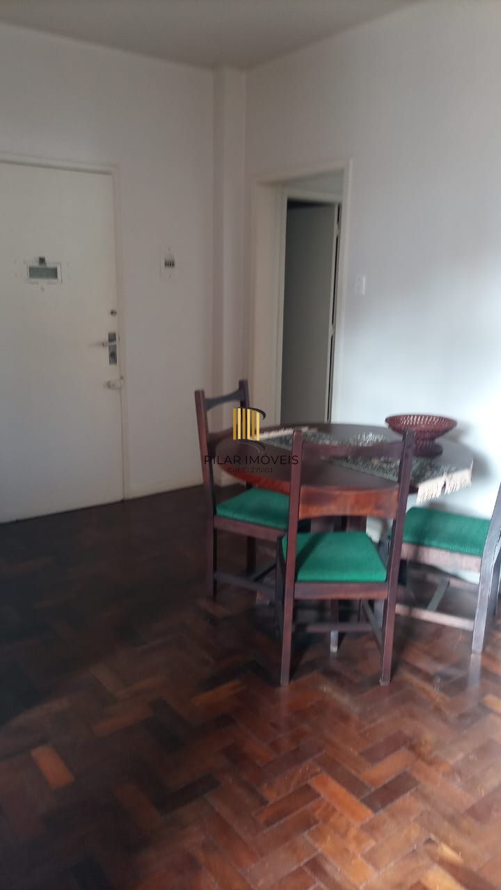 apartamento com 74m de área privativa, 02 dormitórios, sendo um deles com sacada, Rua Pinto Bandeira