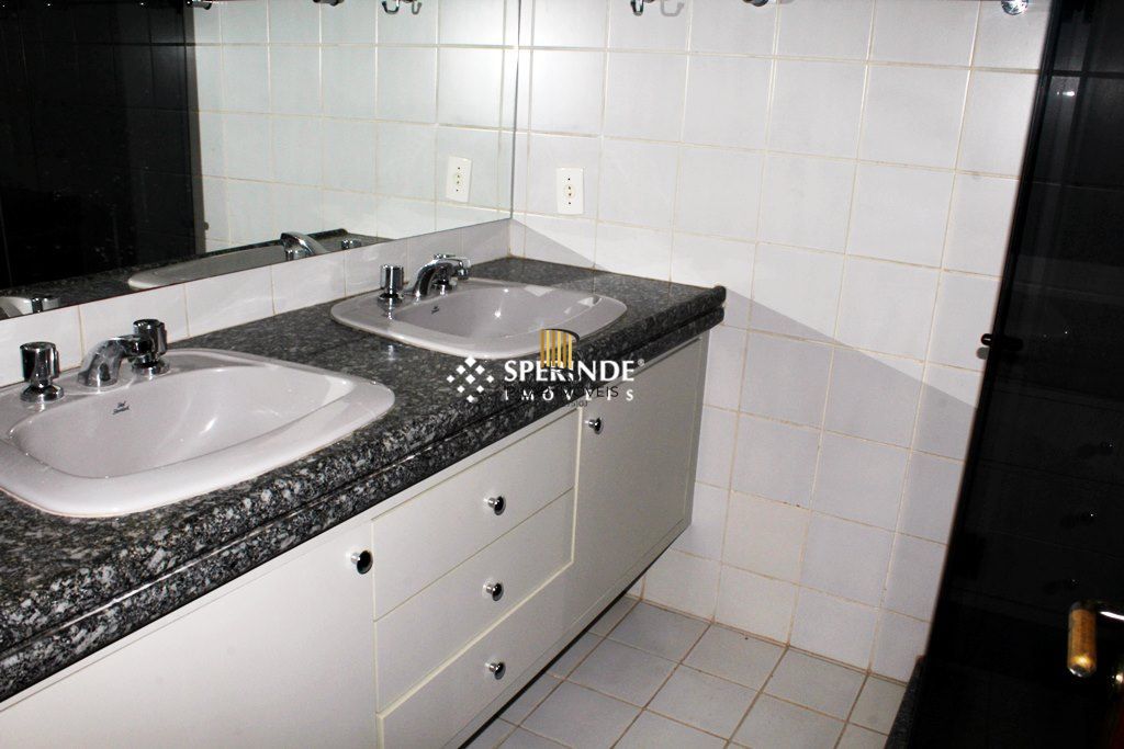Venda Apartamento tipo Cobertura horizontal com vista panorâmica com Três quartos, uma suíte com banheira de hidromassagem, closet. Junto ao Menino Deus