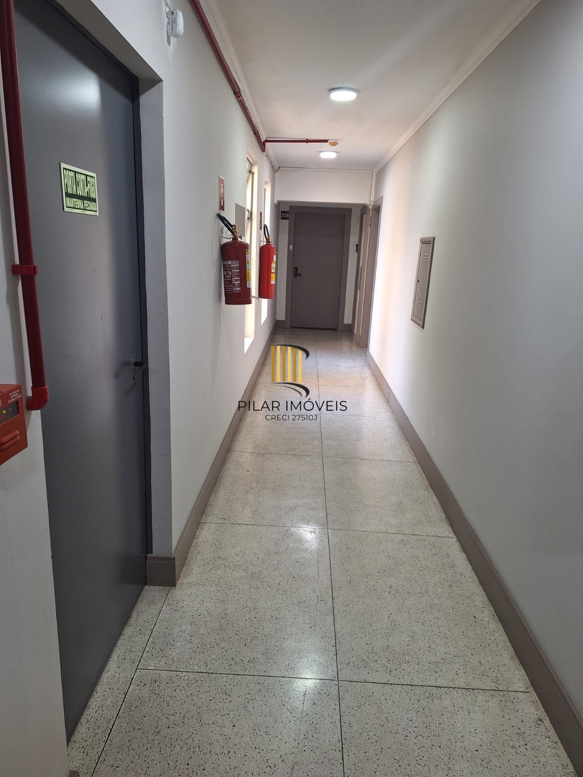 Sala coml. 42,61m2 c/divisórias, Rua Mostardeiro, Independência,R$190 mil