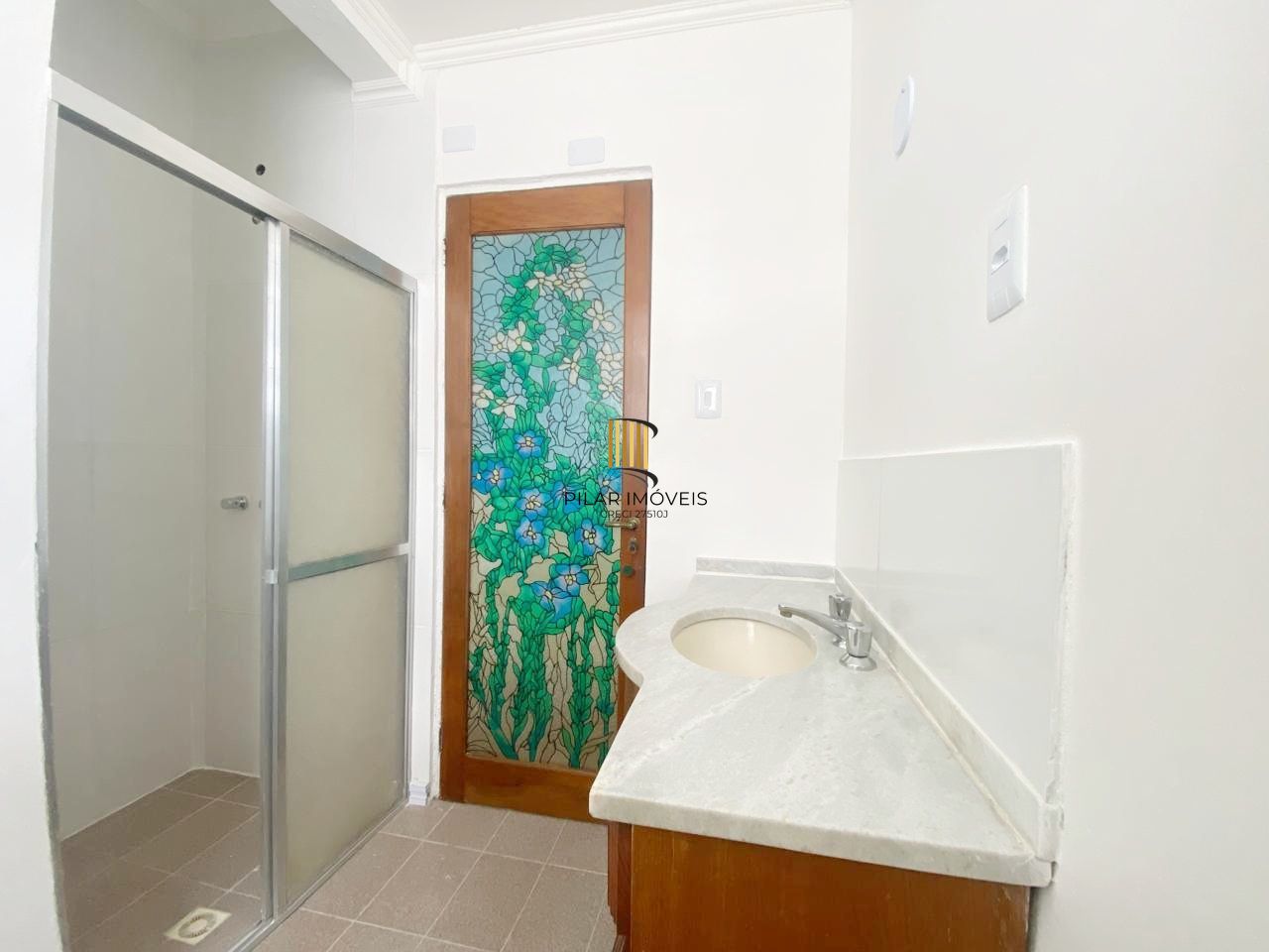 Apartamento  reformado de 3 dormitórios transformado em 2 perto da Redenção