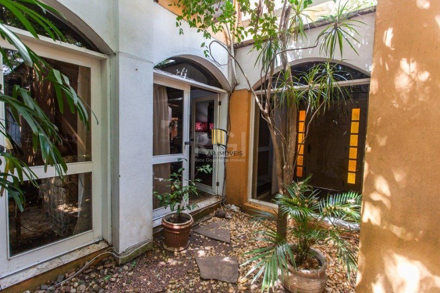 Casa para Venda - 400m², 3 dormitórios, sendo 1 suites, 5 vagas - Cristal